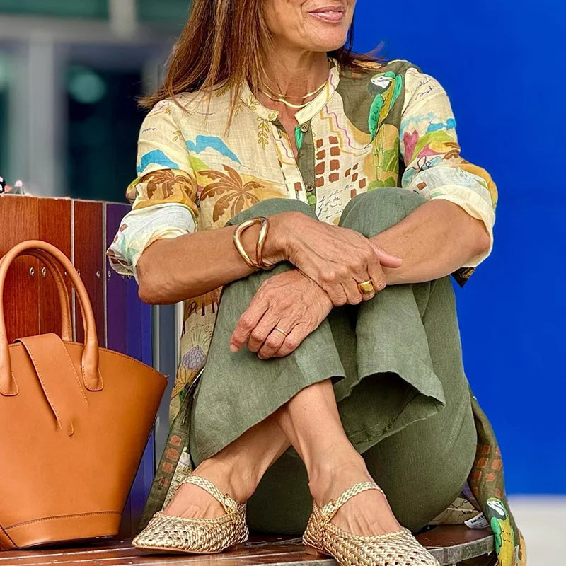 Ensemble en lin Jessica de Danoir Paris, tenue légère avec haut et pantalon en tissu naturel de couleur neutre.