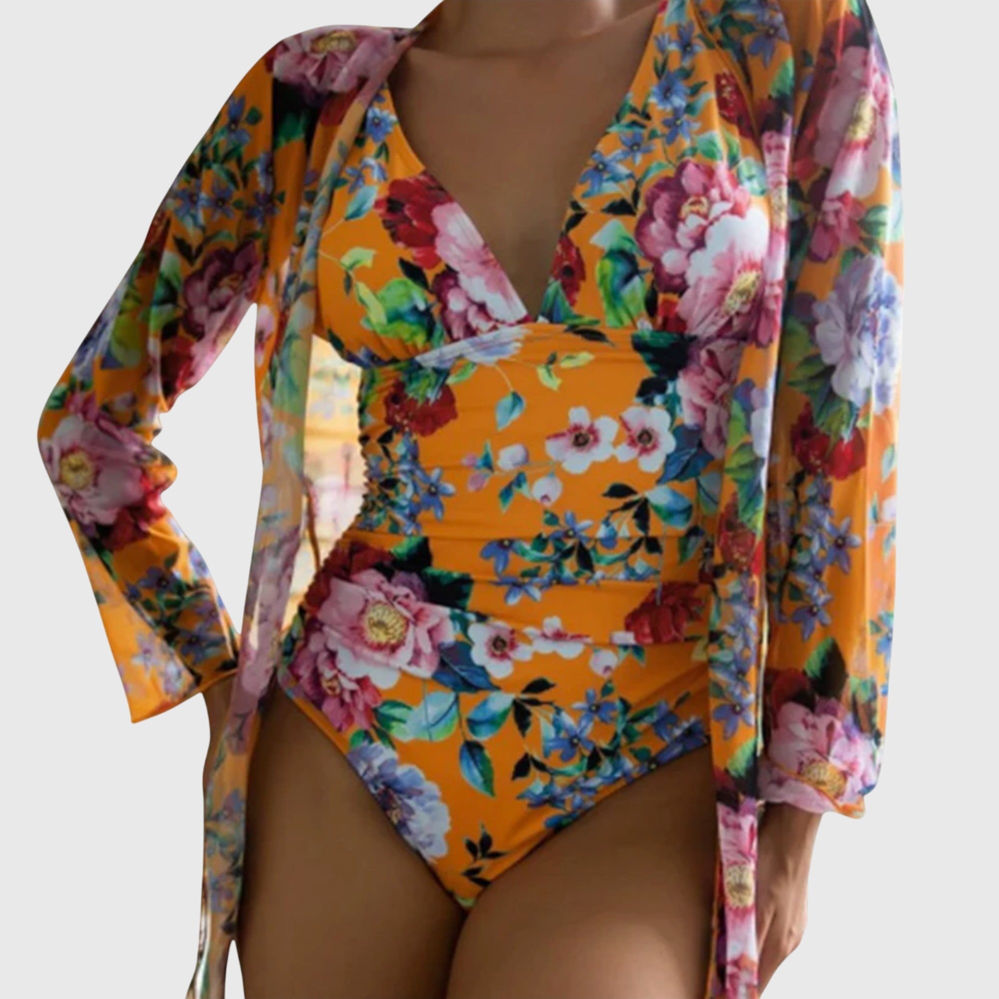 Ensemble de maillot de bain d'été Linnea de Danoir Paris, haut et bas colorés avec motifs floraux, porté sur la plage.