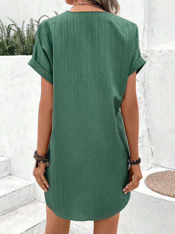 Robe d'été décontractée Danoir Paris, robe Milly en tissu léger et confortable, portée avec des détails fluides et colorés.