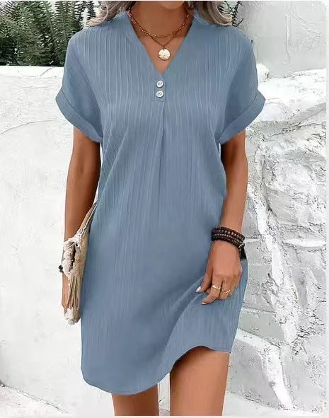 Robe d'été décontractée Danoir Paris Milly, tissu léger et confortable, portée sur une femme en plein été.