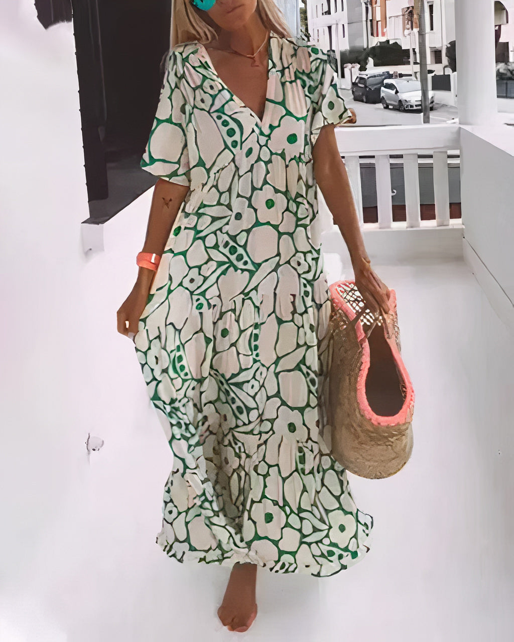 Robe chic décontractée Myrtle de Danoir Paris, tissu léger, couleur neutre, portée élégante et confortable.