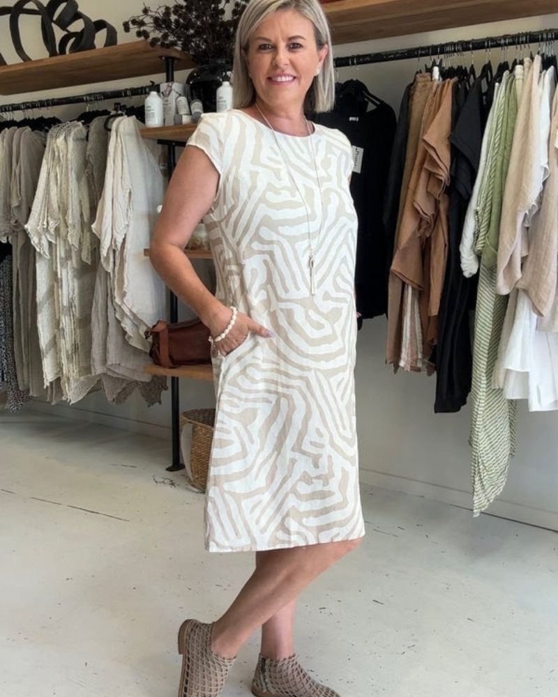 Robe d'été Danoir Paris Nelia avec col rond et imprimé floral léger, portée sur mannequin en extérieur.