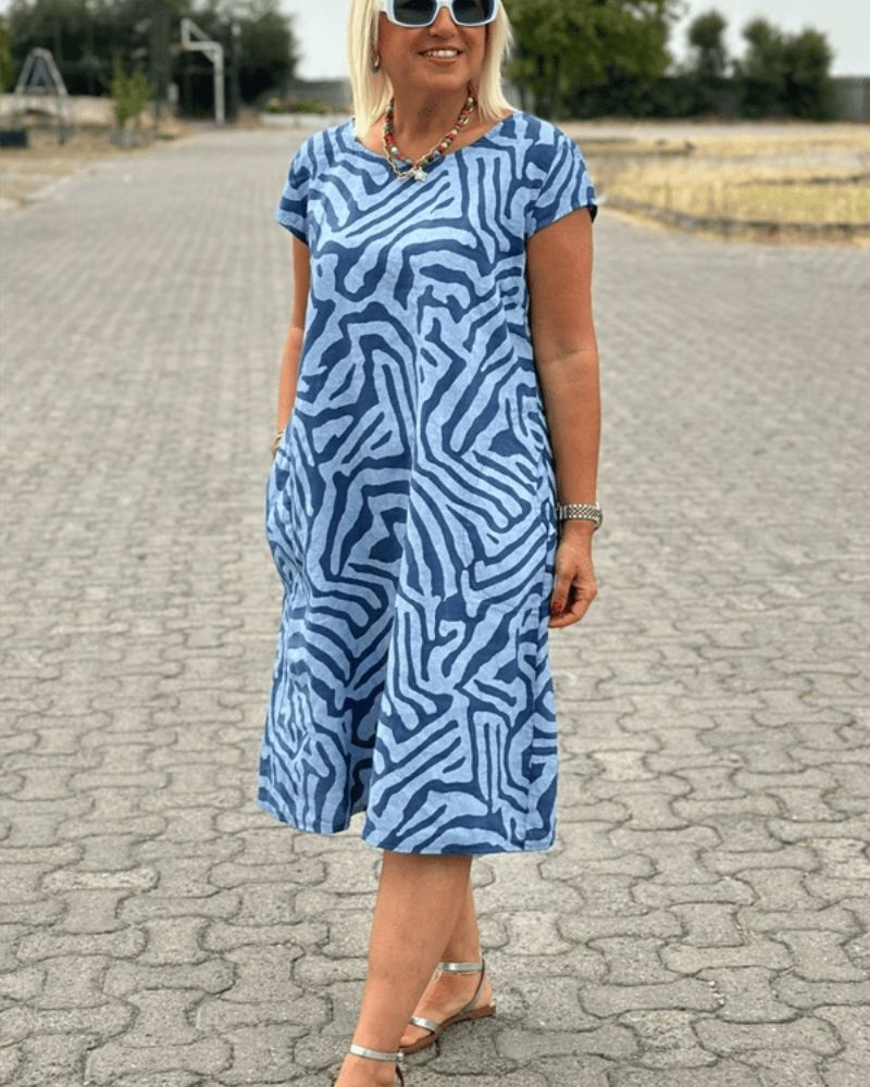 Robe d'été Nelia de Danoir Paris avec col rond et imprimé floral léger, portée en plein air.