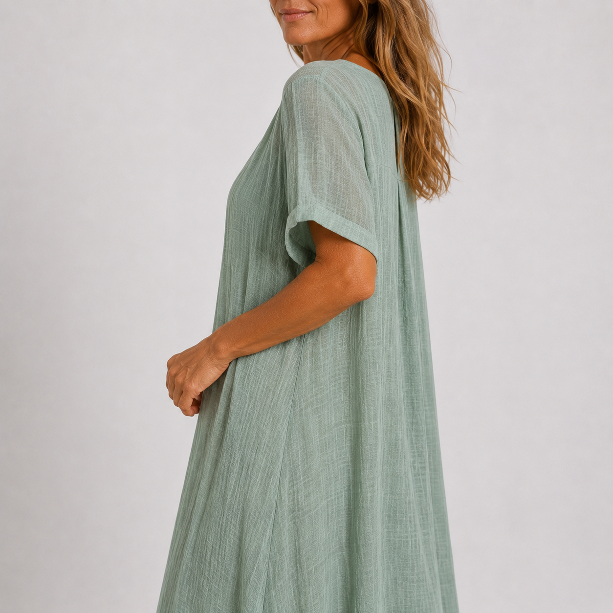 Robe longue fluide violette Danoir Paris portée sur mannequin, tissu léger et élégant pour une silhouette sophistiquée.