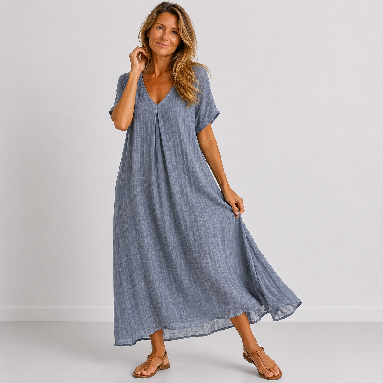 Robe longue fluide violette Danoir Paris portée, légère et élégante, avec décolleté en V et manches longues.
