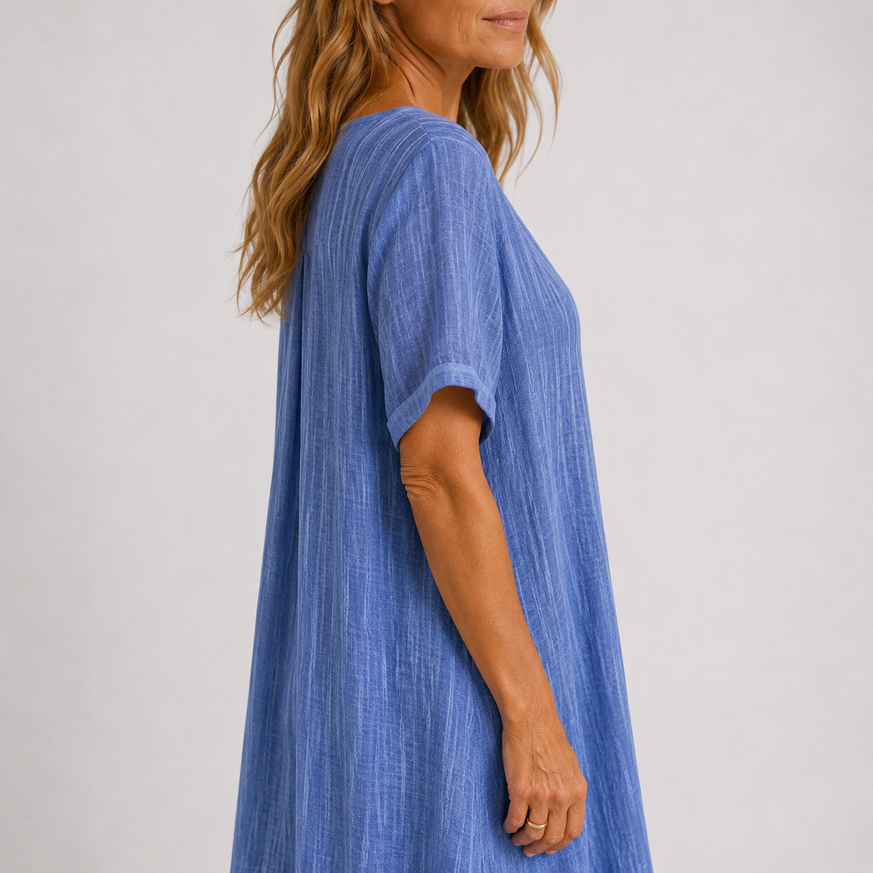 Robe longue fluide violette Danoir Paris portée, élégante et légère, avec détails subtils et tissu fluide.