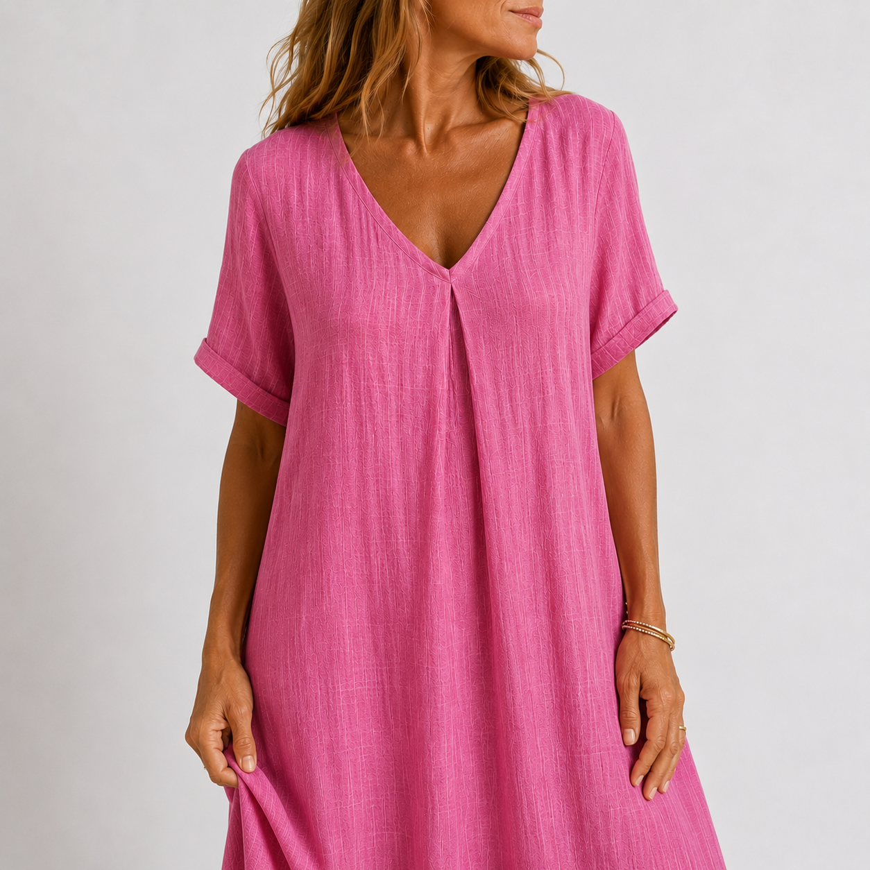 Robe longue fluide violette Danoir Paris portée, avec détails élégants et tissu léger, parfaite pour une tenue sophistiquée.