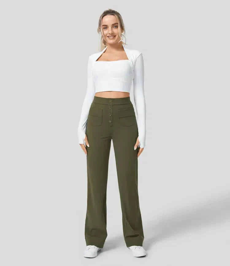 Pantalon élastique confortable Jade de Danoir Paris en tissu doux, coupe haute, porté avec un haut blanc dans une pose décontractée