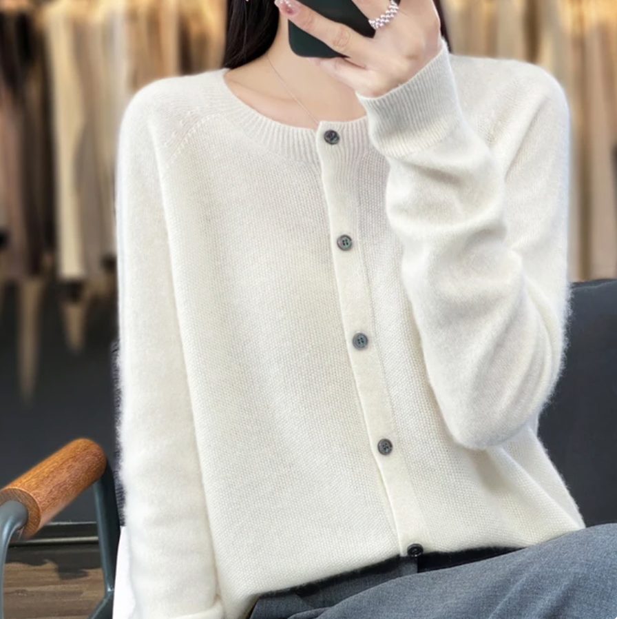 Pull en cachemire vert Manon de Danoir Paris, chandail douillet avec col cheminée et manches longues.