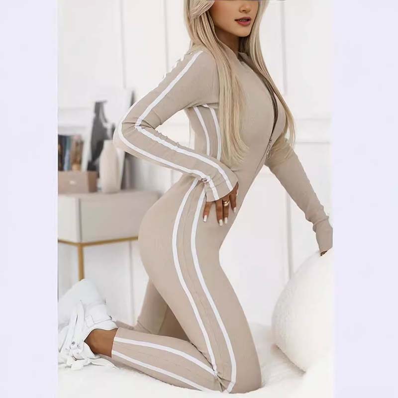 Combinaison sportive ajustée Isa de Danoir Paris, vêtement de sport en tissu extensible, couleur noire, détails de design modernes.