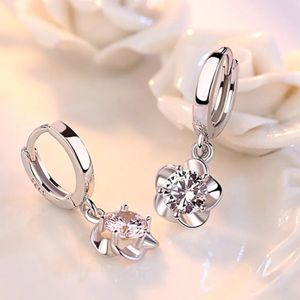 Boucles d'oreilles en argent Sterling avec zircons violets et blancs, bijoux élégants de Danoir Paris.