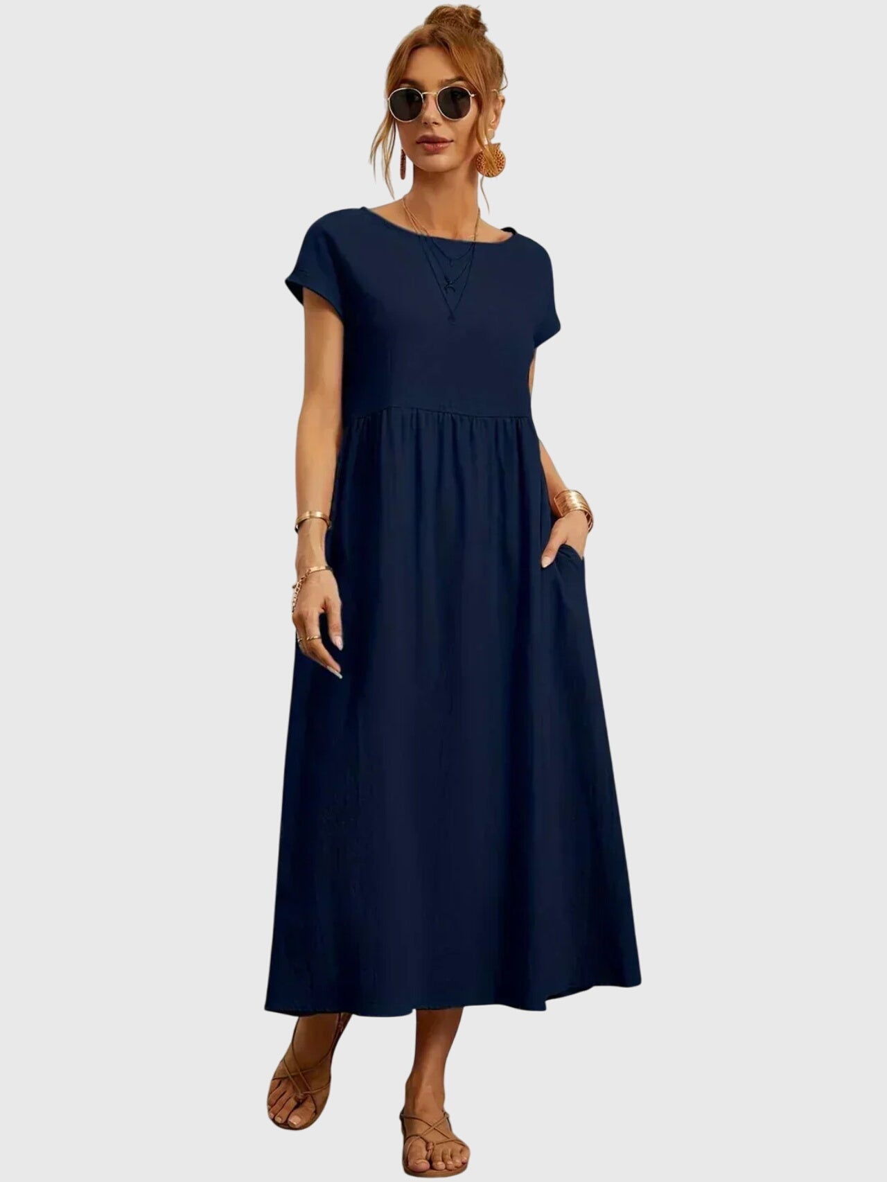 Robe décontractée Giselle™ avec poches, en tissu léger, portée par un mannequin, vue de face, couleur neutre, marque Danoir Paris