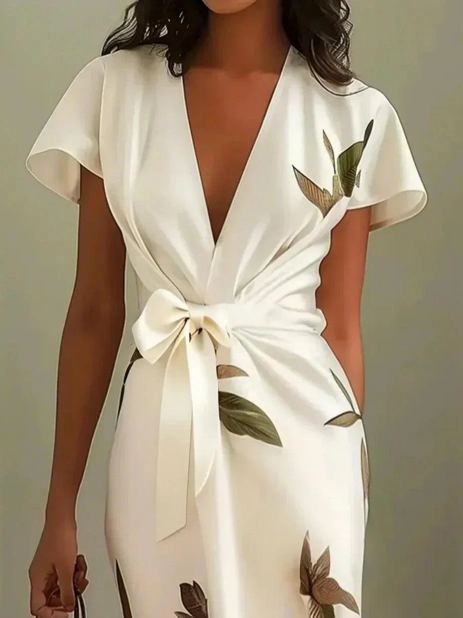 Robe portefeuille élégante Harper™ de Danoir Paris, tissu fluide et coupe sophistiquée, portée avec accessoires assortis.
