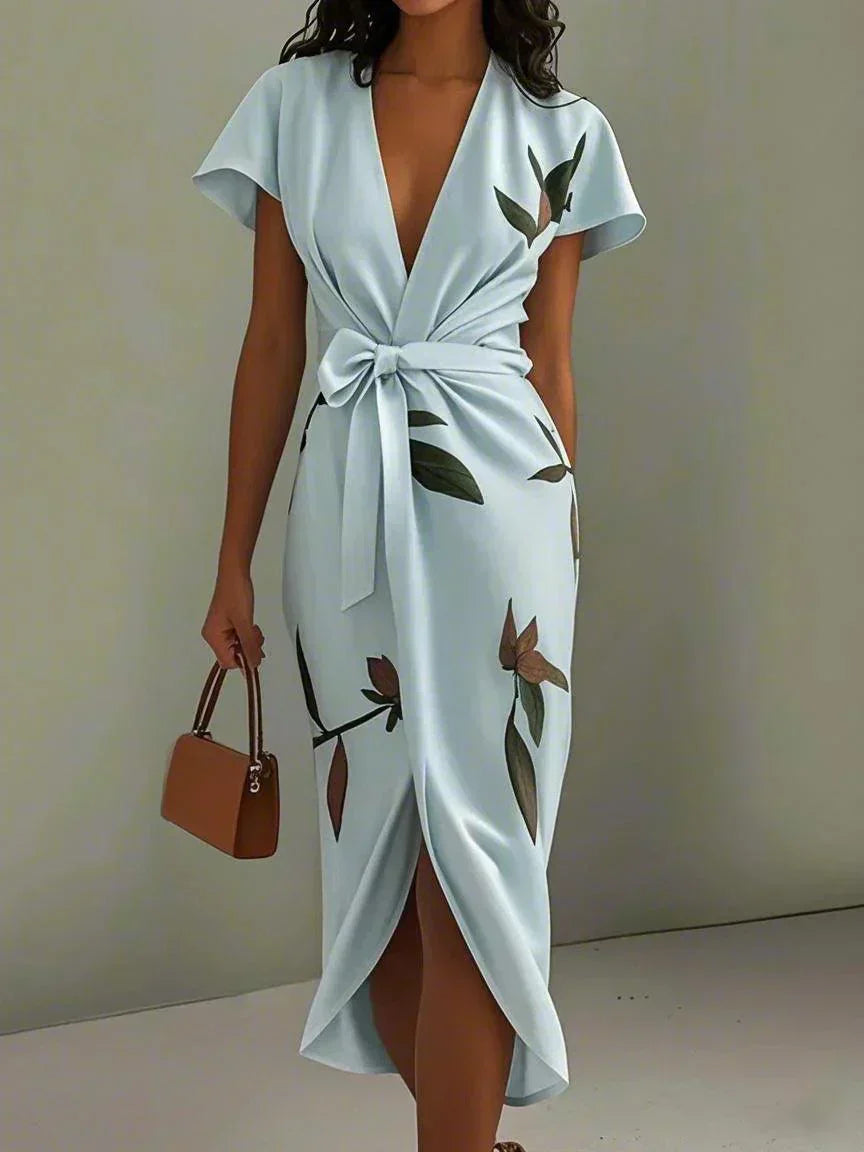 Robe portefeuille élégante Harper™ de Danoir Paris, tissu fluide et coupe flatteuse, portée en look sophistiqué.