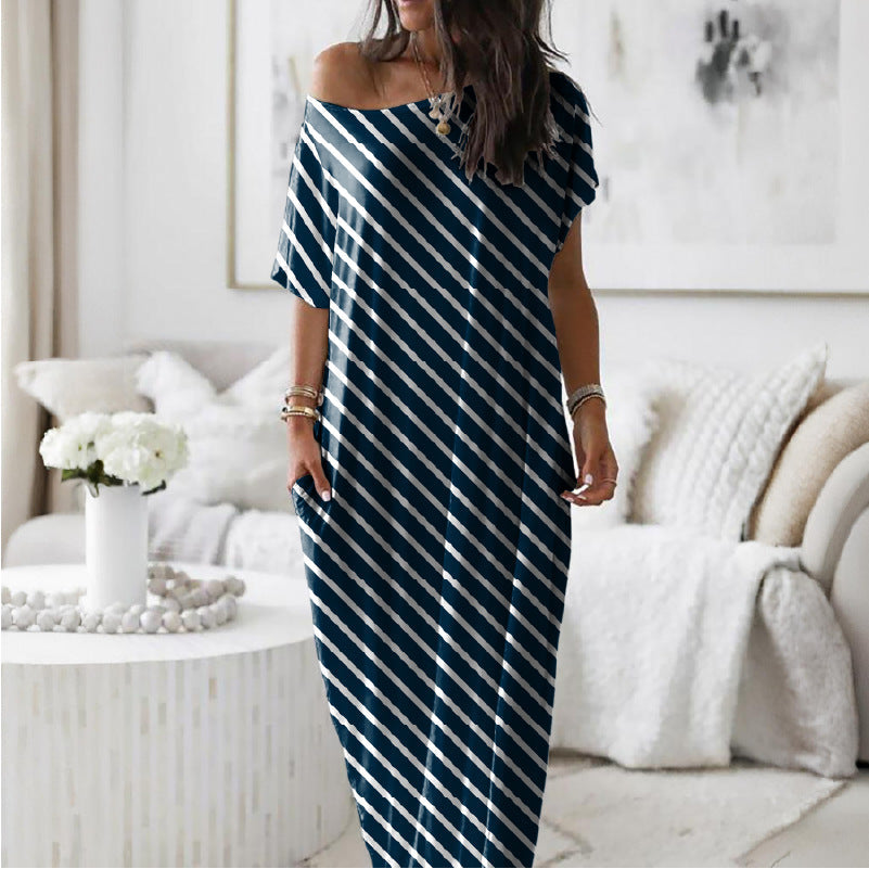 Robe décontractée oversize asymétrique à épaules dénudées, style casual, par Danoir Paris, en tissu léger et fluide.