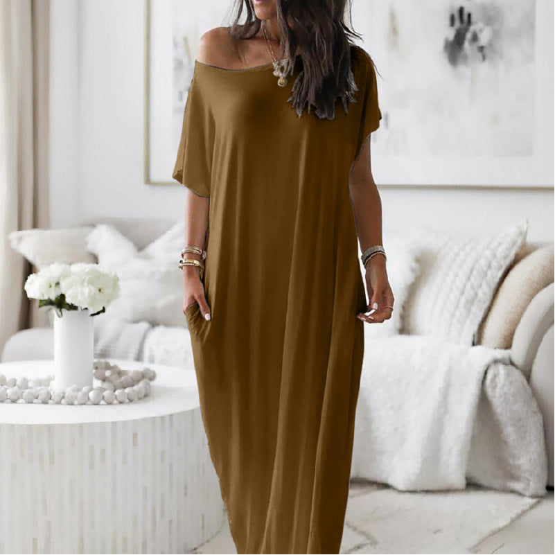 Robe décontractée oversize asymétrique et décolletée épaules à Danoir Paris, tissu fluide et style moderne.