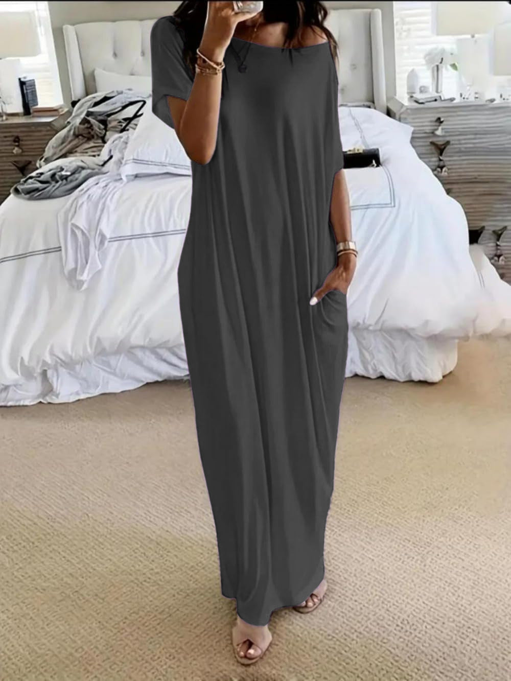 Robe décontractée oversize asymétrique à épaules dénudées Danoir Paris, style casual et tendance, en tissu léger.