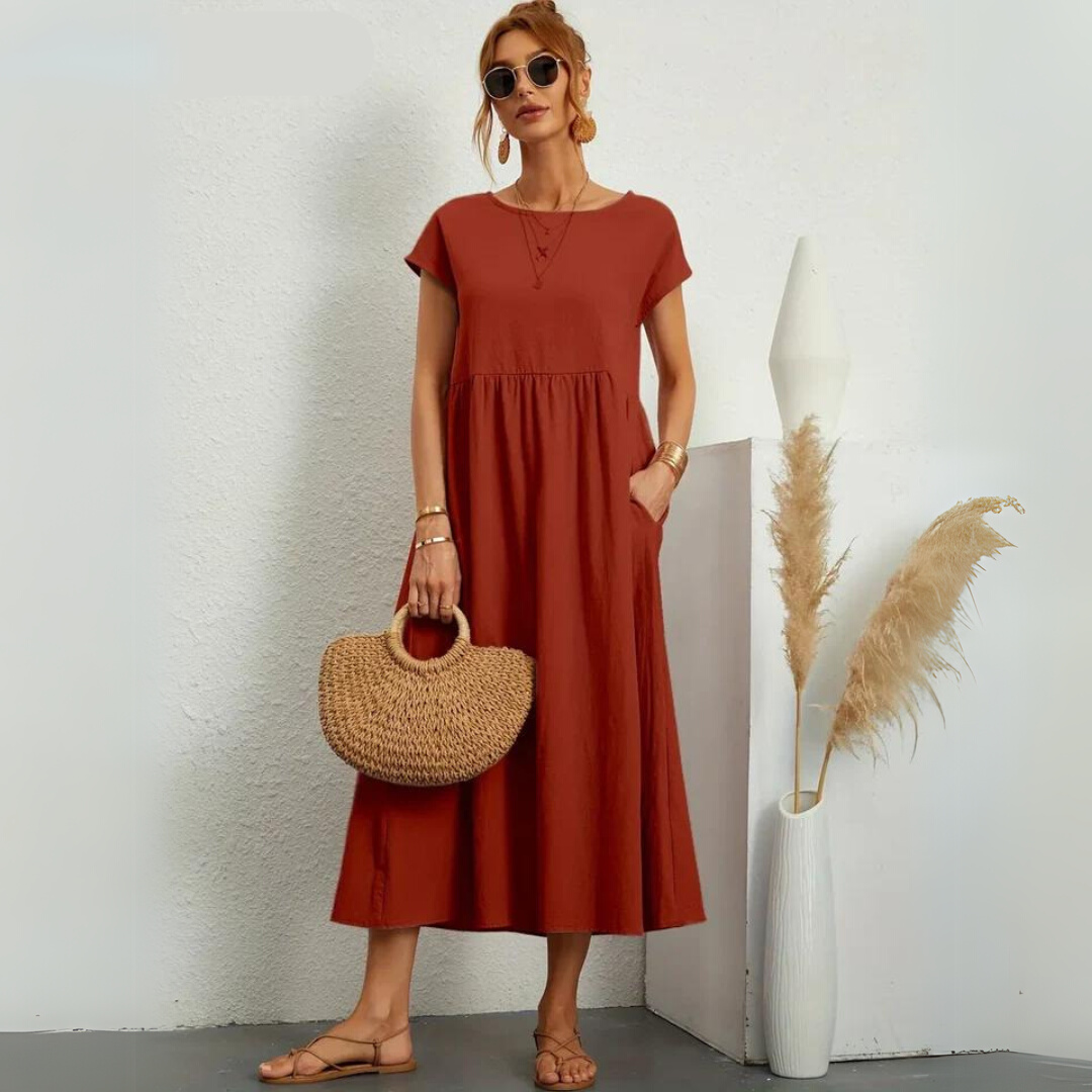 Robe midi décontractée en coton Danoir Paris pour femmes, avec coupe fluide et manches courtes, portée décontractée et élégante.