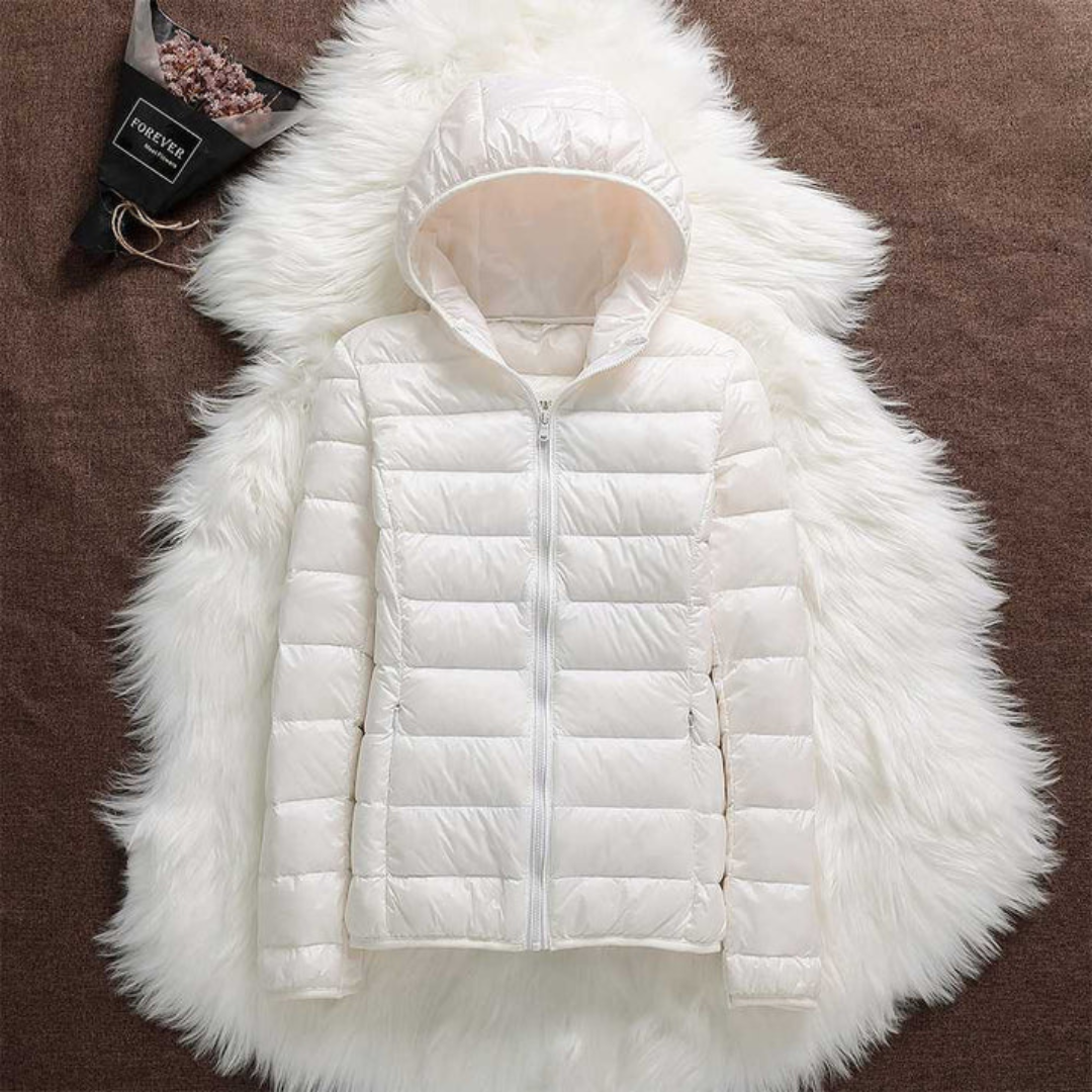 Doudoune pour femme Danoir Paris, veste chaude et élégante, coloris neutre, portée sur un fond blanc.