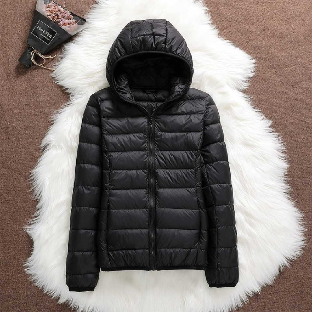 Doudoune pour femmes Danoir Paris, veste chaude et rembourrée, style élégant avec capuche, en tissu noir.