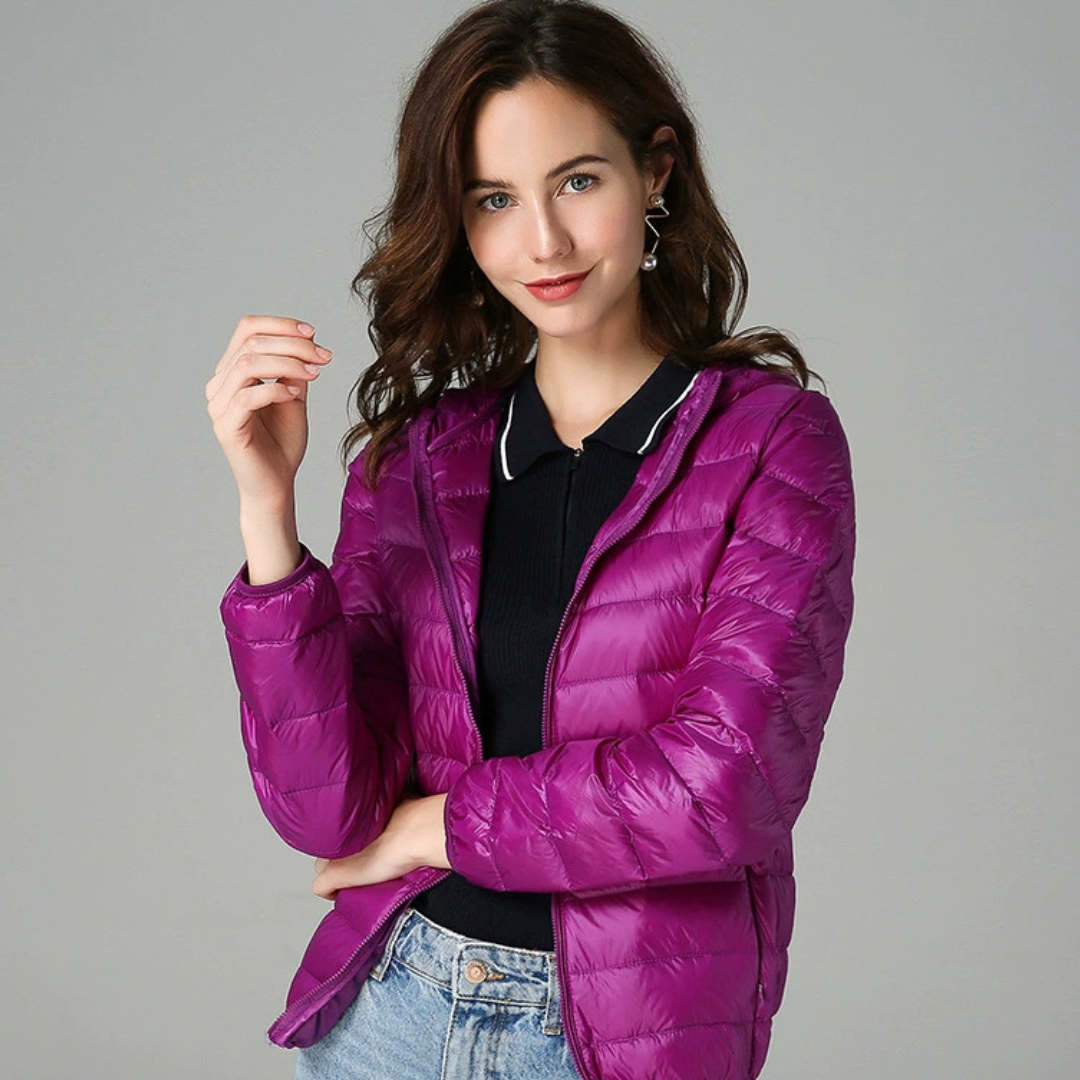 Doudoune pour femme Danoir Paris, veste chaude et élégante, avec capuche et fermeture éclair, portée en extérieur.