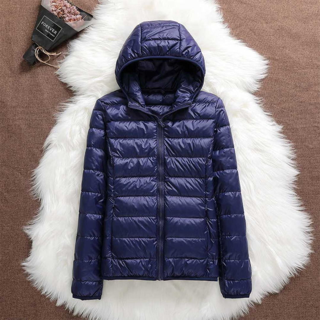 Doudoune pour femmes Danoir Paris, vêtement chaud et léger avec capuche, idéale pour l'hiver, vue de face.