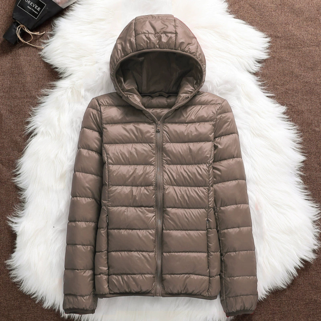 Doudoune pour femmes Danoir Paris, veste chaude et élégante, coupe ajustée, en tissu matelassé noire.