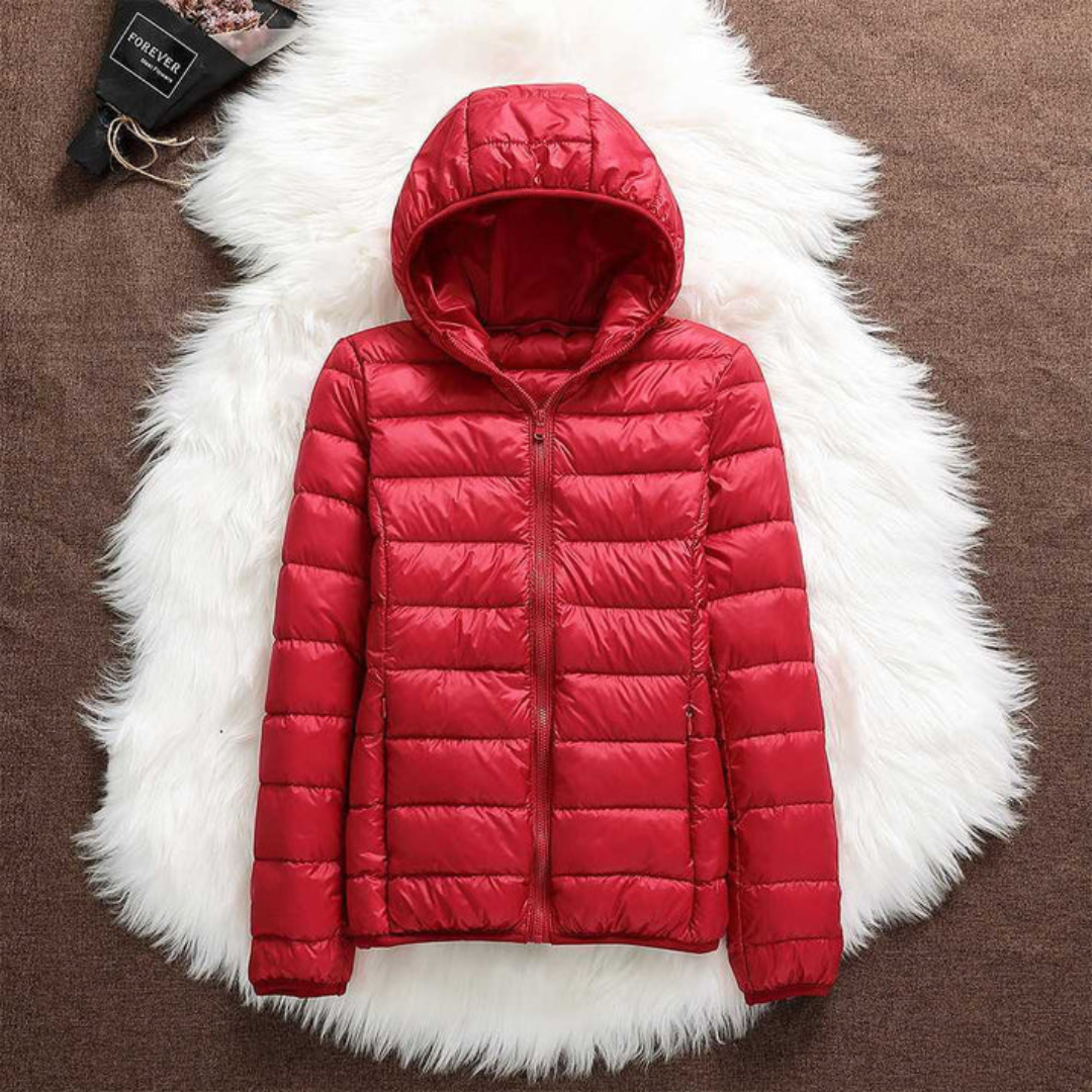 Doudoune verte pour femmes Danoir Paris, veste légère avec capuche, aspect mat et coupe ajustée.