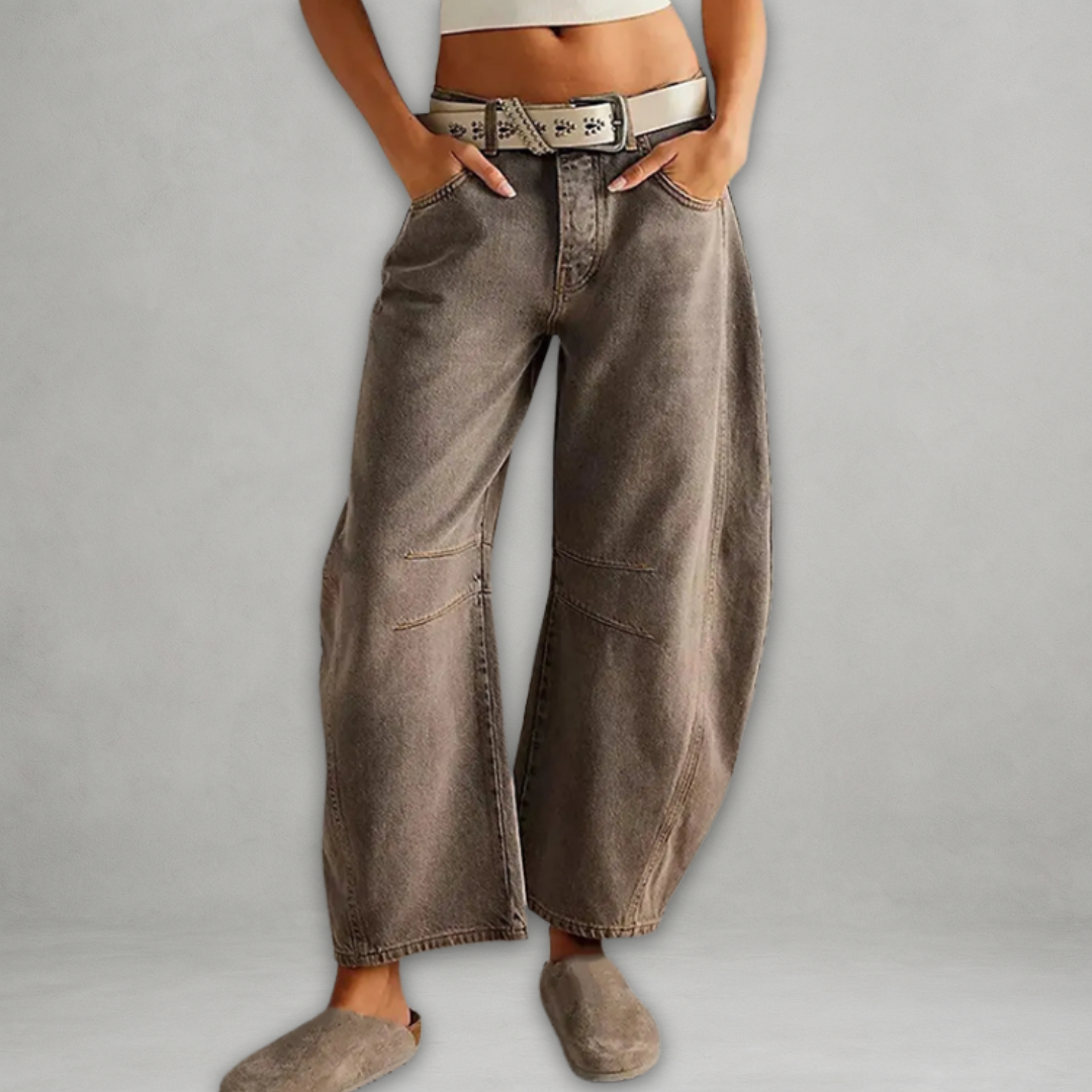 Pantalon femme baggy chic Sabri de Danoir Paris, style décontracté avec coupe ample, en denim bleu.