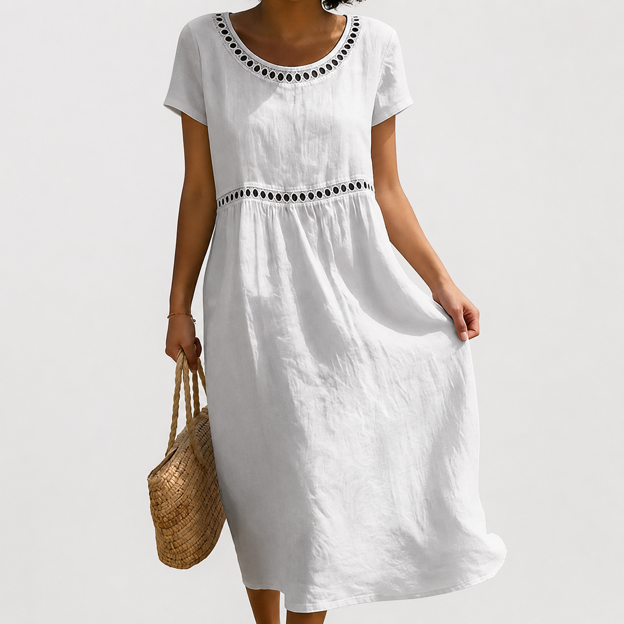 Robe féminine Livia de Danoir Paris, robe ricamée élégante avec détails floraux, portée avec manches courtes et coupe fluide.