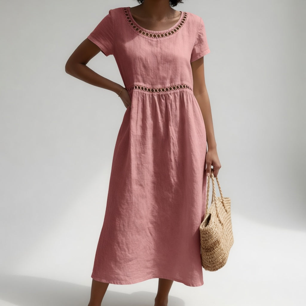 Robe pour femme Danoir Paris Livia en noir avec broderie, élégante et raffinée, portée sur un mannequin.