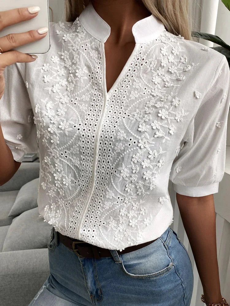 Chemise d'été féminine Danoir Paris Laurine avec broderie fleurie, en tissu léger, col en V et style décontracté élégant.