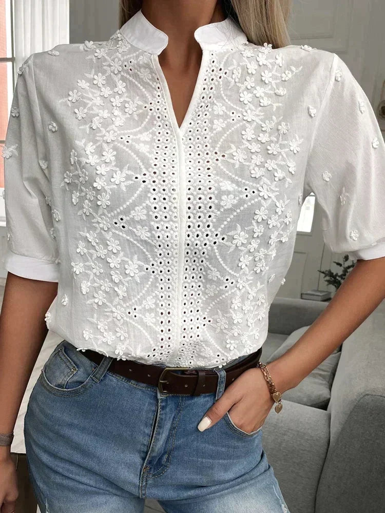 Blouse d'été pour femmes Danoir Paris, haut décontracté brodé élégant avec détails en dentelle et col en V.