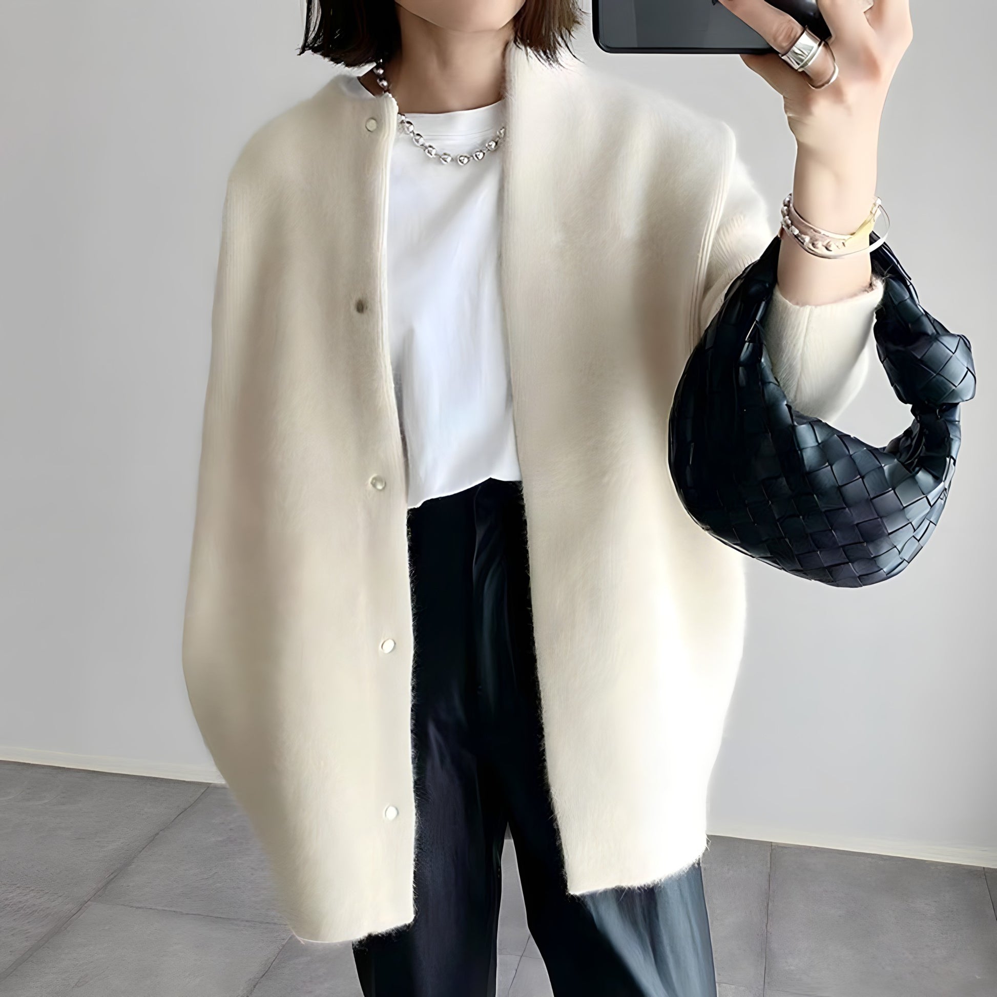 Cardigan élégant pour femme Danoir Paris Whitney à boutons, en laine marron, porté sur un mannequin.