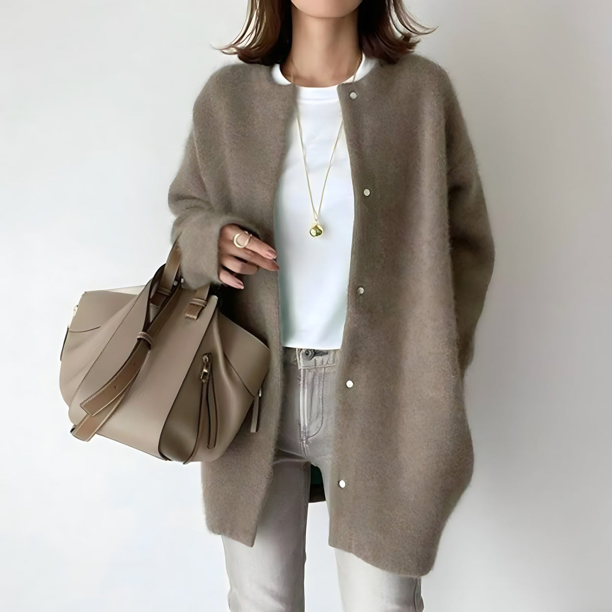 Cardigan élégant pour femmes Danoir Paris Whitney en marron avec boutons, style sophistiqué et confortable.