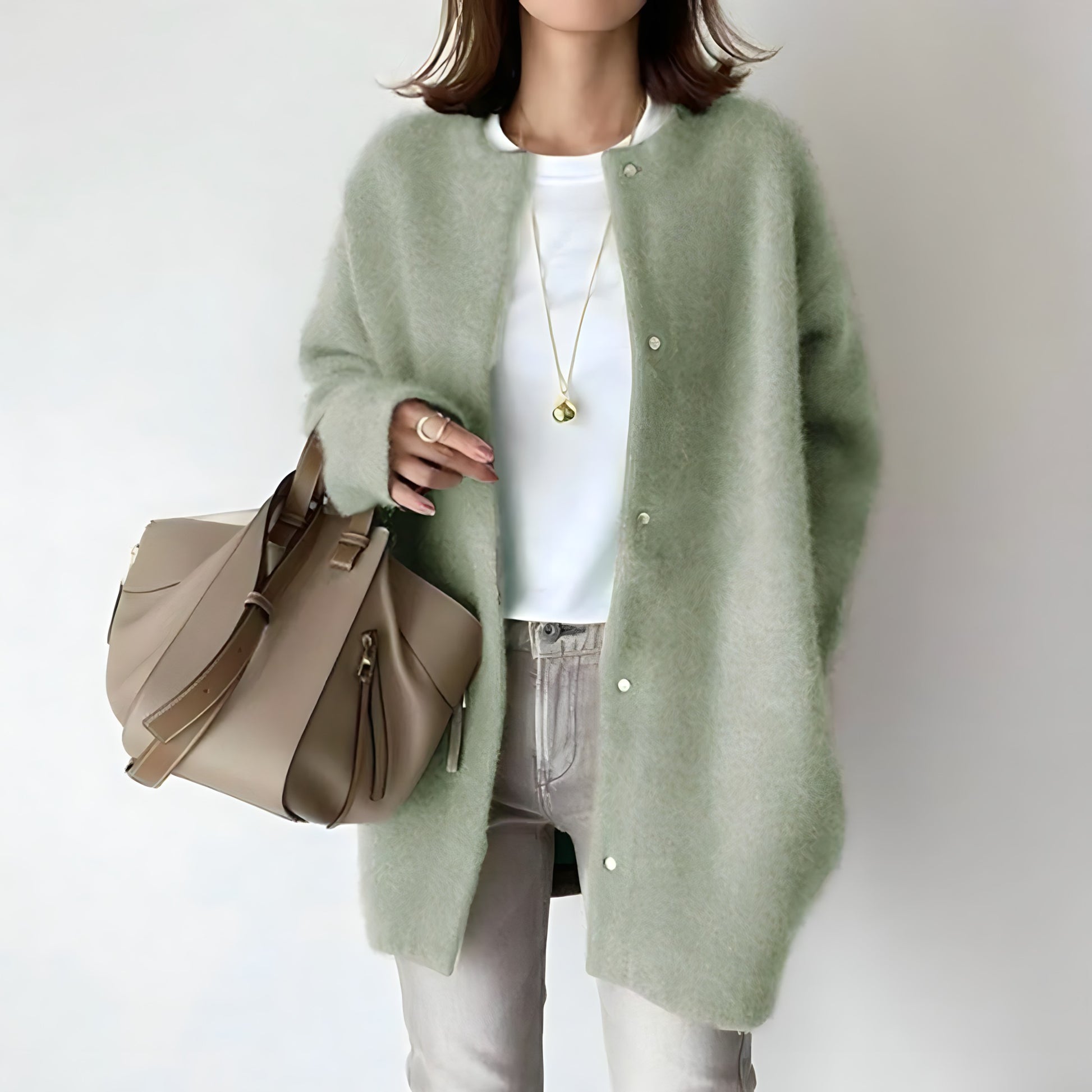 Cardigan élégant pour femmes Danoir Paris Whitney, à boutons, en marron, porté, détail des boutons et coupe sophistiquée.