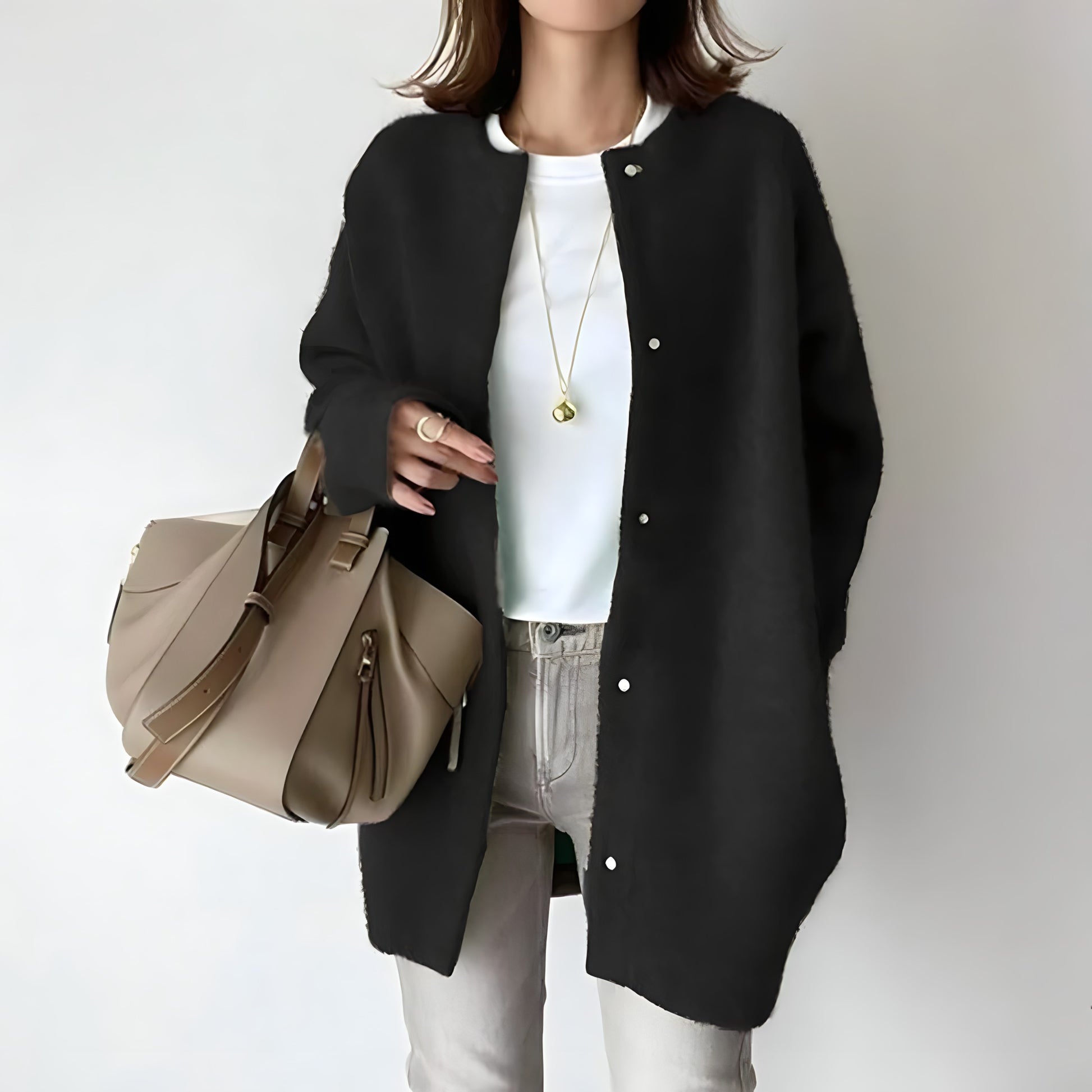 Cardigan élégant pour femmes Danoir Paris Whitney avec boutons, en marron, porté vue de face, en maille fine.