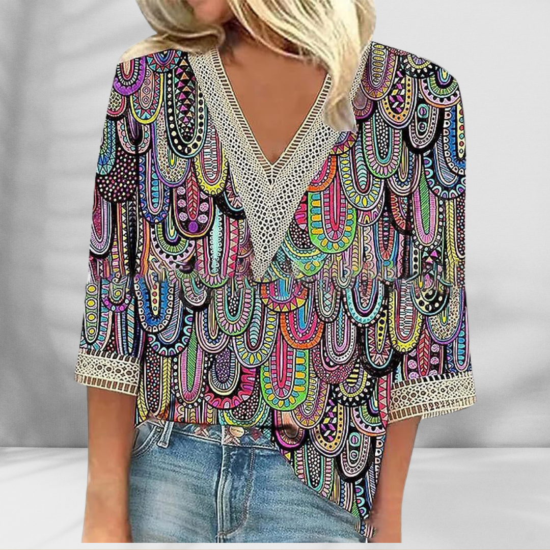 Haut femme Danoir Paris, blouse bohème élégante Alis avec détails fluides et motifs tendance, portée sur mannequin.