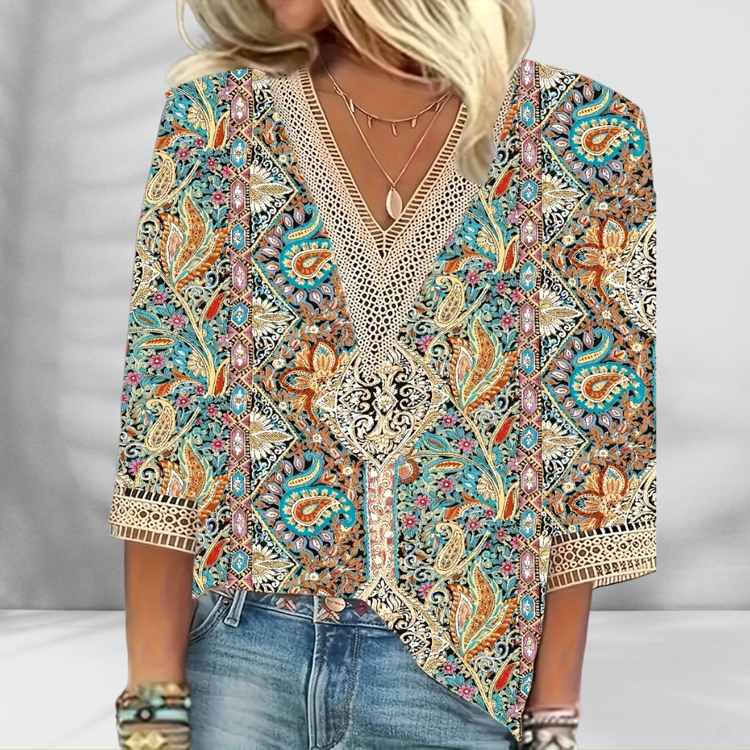 Blouse bohème élégante pour femmes Alis de Danoir Paris, tissu fluide avec motifs floraux et détails sophistiqués.