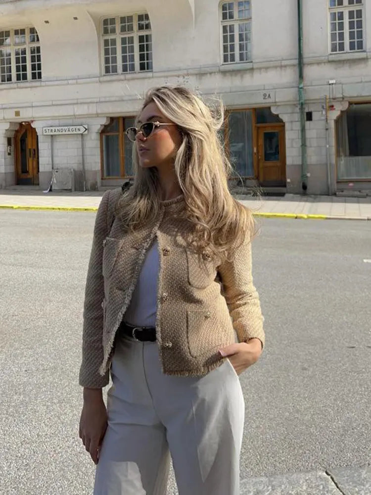 Veste chic beige Alice de Danoir Paris, coupe élégante, tissu léger, portée sur un mannequin.