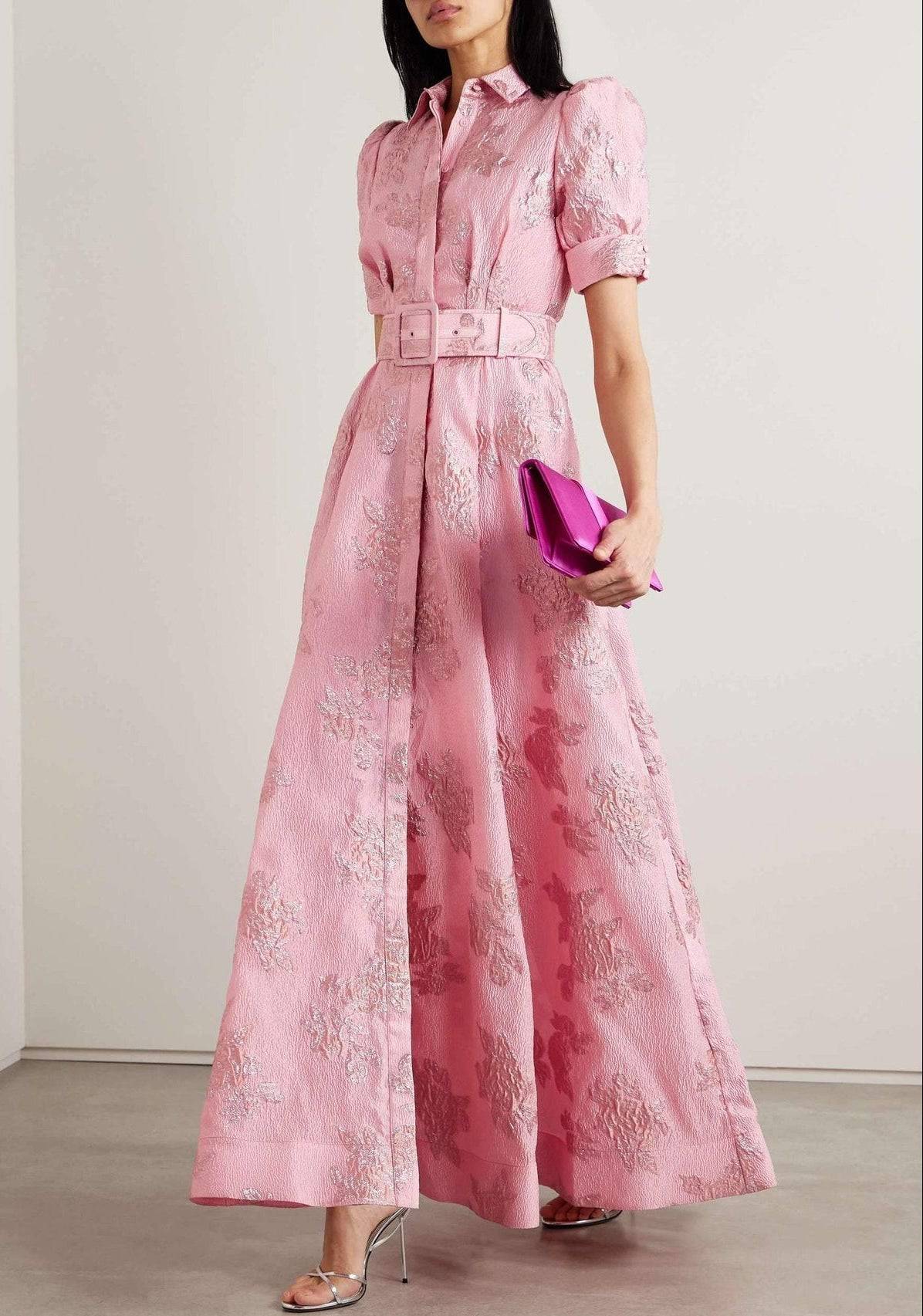 Robe Aria™ Danoir Paris avec manches courtes bouffantes, tissu léger et coupe élégante, portée sur un fond neutre.