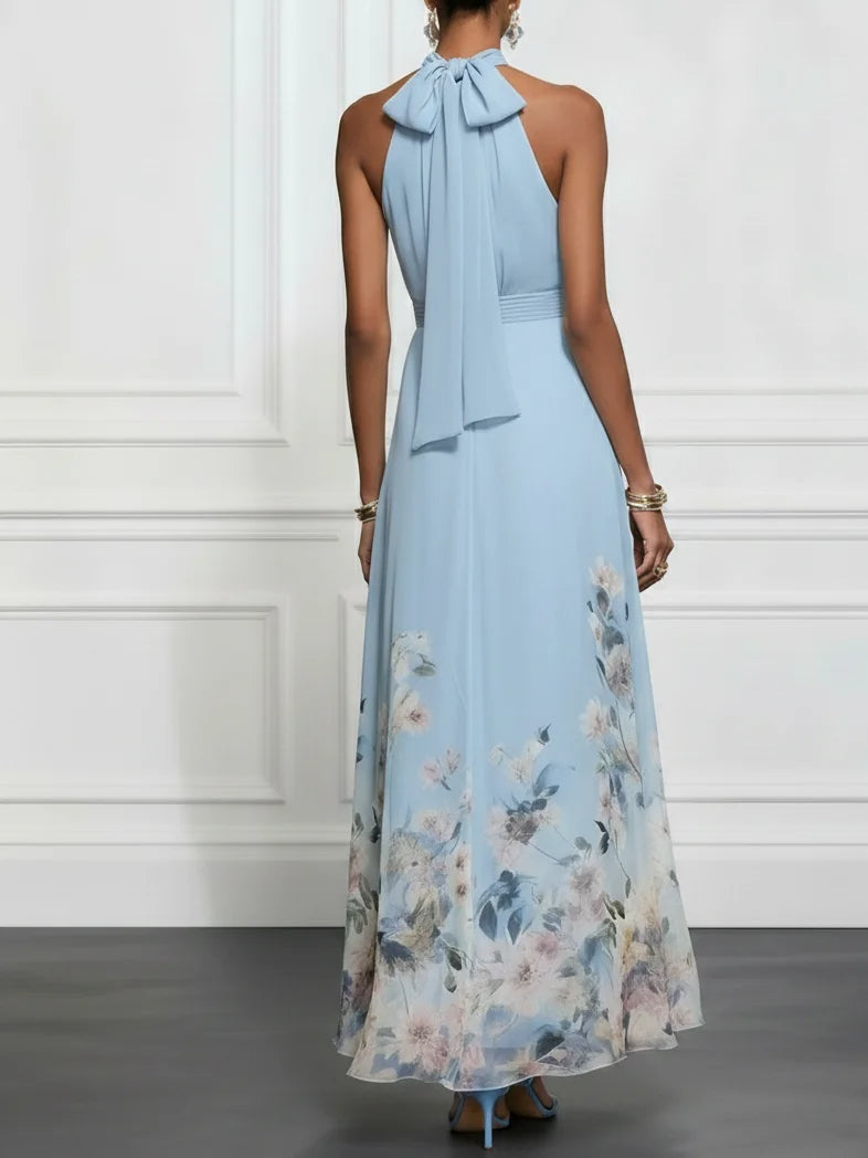 Robe longue maxi Kezia™ Danoir Paris en chiffon bleu clair à fleurs, sans manches, style halter, coupe évasée.