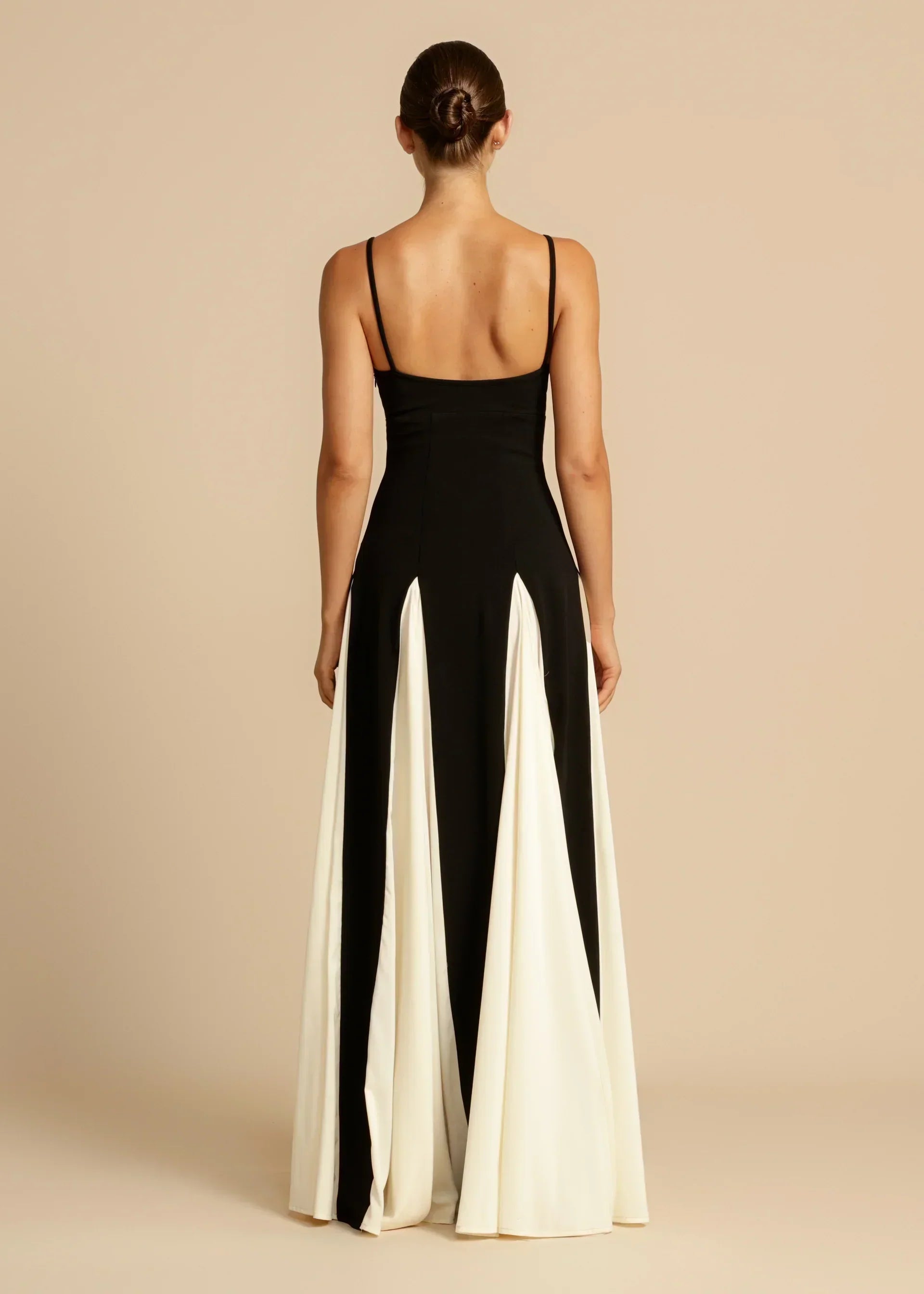 Robe longue élégante Sandra de Danoir Paris, en tissu fluide, portée par un mannequin, couleur sophistiquée et design chic.