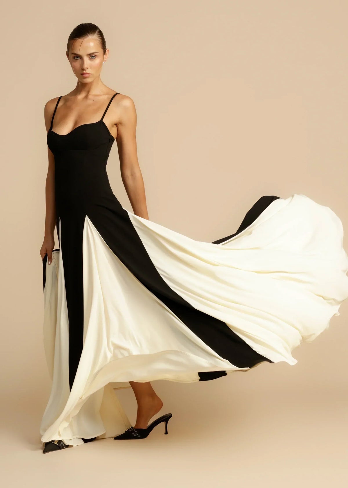 Robe longue élégante Sandra de Danoir Paris, tissu fluide et coupe raffinée, portée avec accessoires pour une allure sophistiquée.