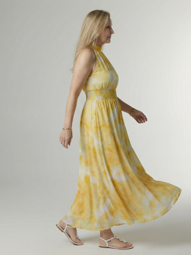 Robe midi Sylin Danoir Paris, à col halter plissé et taille cintrée, portée sur une femme dans une tenue élégante.