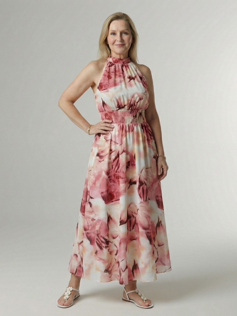 Robe midi à col halter Sylin Danoir Paris avec fronces, en tissu fluide, portée par un mannequin.