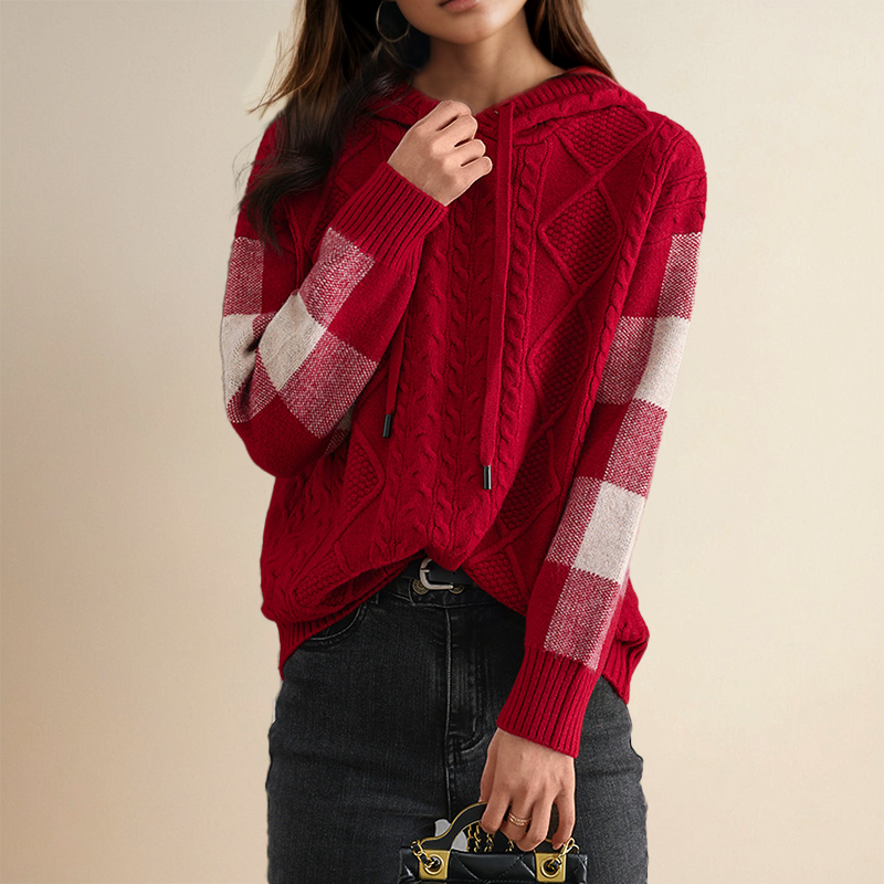 Pull à capuche tressé Emily de la collection #1752 de Danoir Paris, en laine douce et confortable.