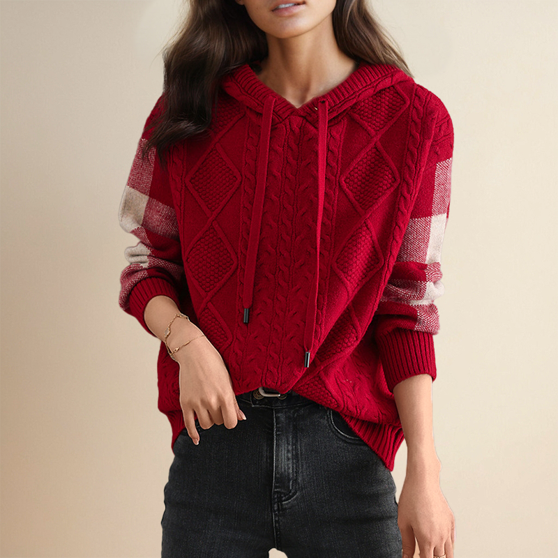 Pull à capuche tressé Emily de la collection #1752, Danoir Paris, en laine douce avec détails de tresse visible.