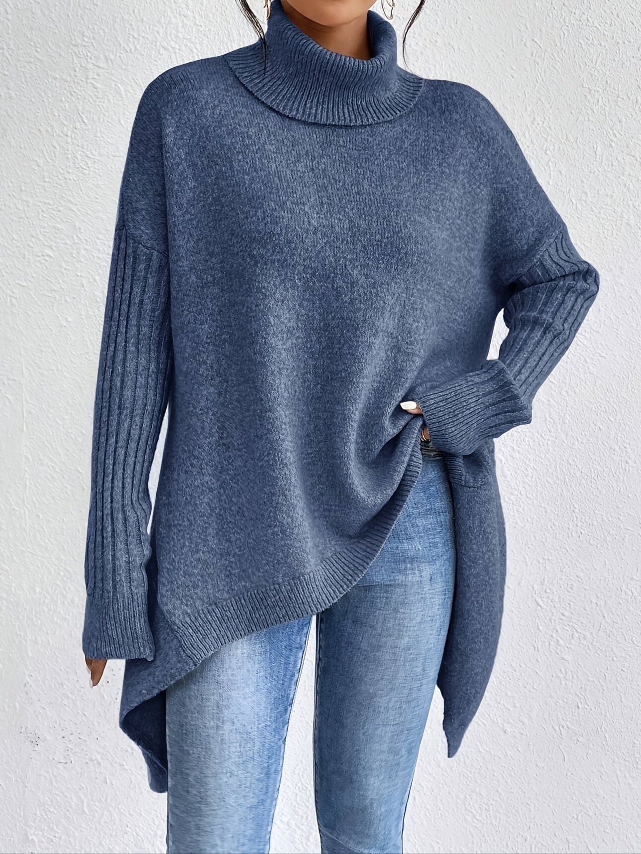 Pull Audrey Danoir Paris confortable en maille douce, porté sur un modèle montrant le haut du vêtement.