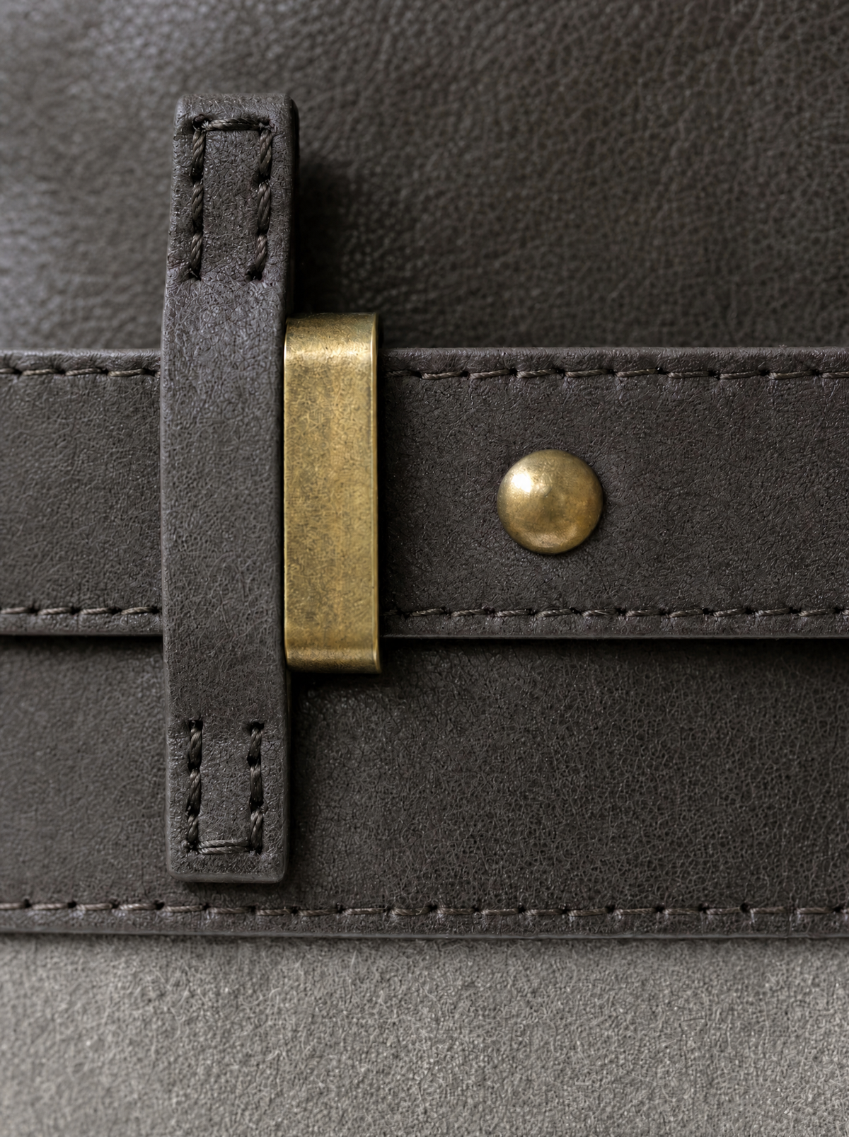Sac à main en suède Juliette de Danoir Paris, détail montrant la texture douce et le design élégant du tote.